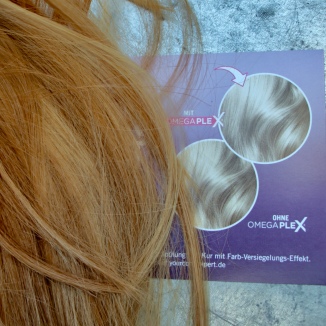 Haarfarbe vor der Coloration: Ansatz dunkelblond, Längen mittelblond